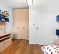 Kinderzimmer in einem Einfamilienhaus mit Holzboden und Regalen voller Bücher.