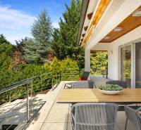 Die Terrasse des Einfamilienhauses in der Malokarpatská-Straße in Limbach mit Blick auf den Garten.