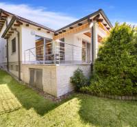 Einfamilienhaus in der Malokarpatská-Straße in Limbach mit Terrasse und gepflegtem Garten.