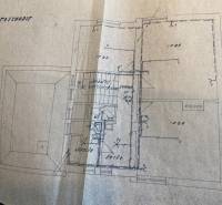 Grundriss eines Einfamilienhauses mit Räumen und Treppe. Warme Papiertöne.