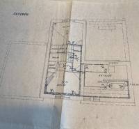Grundriss des Kellers eines Einfamilienhauses mit Heizraum, Lagerräumen und WC.