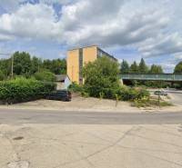 Die Kreuzung in der Štrajkova-Straße in Handlová, umgeben von Grünflächen und Industriegebäuden. Grundstücke - kommerziell.