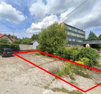 Grundstücke - Gewerbe in Handlová an der Štrajková, neben dem Parkplatz und den Verwaltungsgebäuden.