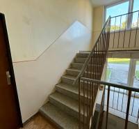 Die Treppe führt zu einer 2-Zimmer-Wohnung im Wohngebiet in Jablonica, sauber und hell.