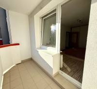 Balkon in einer 2-Zimmer-Wohnung mit Blick auf die Straße Sídlisko in Jablonica.