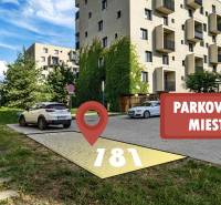 Ein Parkplatz in der Strážovská Straße in Košice, Stadtteil Západ, umgeben von Grünflächen.