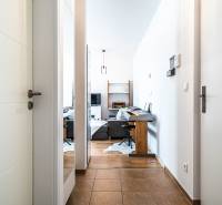 Der Flur führt zum Wohnzimmer mit einem Schreibtisch in einer 2-Zimmer-Wohnung.