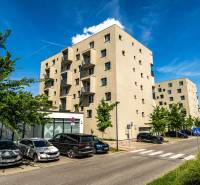 Außenbereich des Wohnblocks in der Strážovská Straße, Košice - Stadtteil Západ.