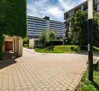 Ein Blick auf die gepflegte grüne Umgebung der Wohnhäuser in der Strážovská-Straße in Košice.