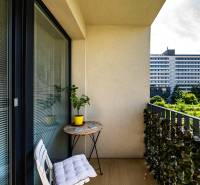 Balkon aus einer 2-Zimmer-Wohnung mit Blick auf die Strážovská-Straße in Košice, West.