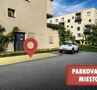 Parkplatz auf der Strážovská in Košice - Stadtteil Západ bei einem zweistöckigen Gebäude.