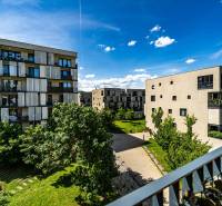 Wohnanlagen in der Strážovská Straße in Košice, Stadtteil Západ, mit einem schönen grünen Hof.