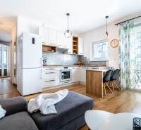 Helle Küche in einer 2-Zimmer-Wohnung mit Essbereich und Balkon.