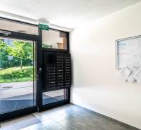 Eingangsbereich mit Briefkästen und Ausgang zum Garten in einer 2-Zimmer-Wohnung.