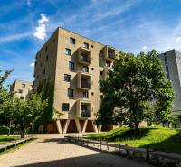 Ein Wohnhaus umgeben von Grün auf der Strážovská Straße in Košice, Stadtteil Západ.