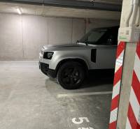Auto geparkt in der Garage in Bratislava - Rača, Pri Šajbách, neben der Markierung Platz 53.