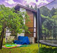 Ein Ferienhaus in Mojša, umgeben von Grün, ein Garten mit Trampolin und eine einzigartige Atmosphäre.