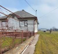 Hof eines Einfamilienhauses mit weitläufigem Rasen und altem Zaun in Ruskov. Grundstücke - Wohnen.