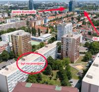 Luftaufnahme von Wohngebäuden in Bratislava auf der Straße Československých parašutistov, in der Nähe von Kuchajda.
