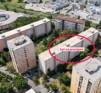 Luftaufnahme von Wohngebäuden mit einer markierten 2-Zimmer-Wohnung in Bratislava – Nové Mesto.