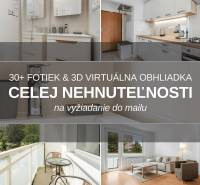 Küche und Badezimmer in einer 2-Zimmer-Wohnung, mit verglastem Balkon und Blick auf die Umgebung.