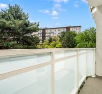 Ein Balkon mit Blick auf Grünflächen und Wohnhäuser in Bratislava - Nové Mesto.