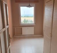 Kleines Zimmer in einer 3-Zimmer-Wohnung, Schränke, Fenster mit Aussicht, Heizkörper.