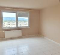 Ein Zimmer in einer 3-Zimmer-Wohnung mit weißem Boden und einem großen Fenster mit Aussicht.