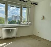 Ein Zimmer in einer 3-Zimmer-Wohnung mit Blick auf die Natur und das benachbarte Plattenbau.