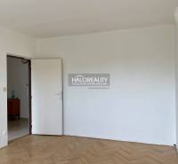 Leerer Raum mit weißer Wand und Holzboden in einer 3-Zimmer-Wohnung.
