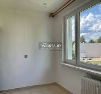 Interieur einer 3-Zimmer-Wohnung mit weißen Wänden und Blick aus dem Fenster auf Zvolen.