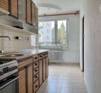 Küche in einer 3-Zimmer-Wohnung mit Holzküche, Herd und Fenster mit Heizkörper.