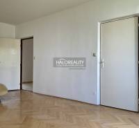 Ein Zimmer in einer 3-Zimmer-Wohnung mit Parkettboden und weißen Türen.