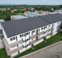 Wohngebäude mit Balkonen, Umgebung der Muškátová-Straße, Angebot von 3-Zimmer-Wohnungen, grüne Umgebung.