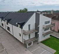 Wohnkomplex in der Muškátová-Straße in Zálesie mit Parkplätzen und minimalistischer Architektur.