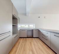 Küche in einer 3-Zimmer-Wohnung mit hellen Schränken und Holzböden.