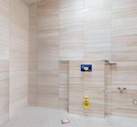 Badezimmerfliesen und Vorbereitung für die Installation von Sanitäranlagen in einem Einfamilienhaus.