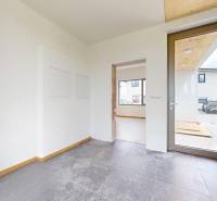 Eingangshalle in einem Einfamilienhaus mit Glastüren und hellen Wänden.