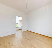 Leerer Raum mit Holzboden und Aussicht, Einfamilienhaus.