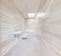 Badezimmer mit Holzverkleidung, Waschbecken und Toilette in einem Einfamilienhaus.
