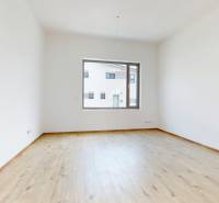 Ein Zimmer mit einem großen Fenster und Holzboden, Einfamilienhaus.