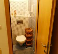 Badezimmer mit Toilette und Fliesen in einer 3-Zimmer-Wohnung.