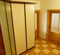 Flur in einer 3-Zimmer-Wohnung mit einem großen Einbauschrank und einer Tür mit Milchglas.