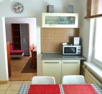 Küche in einer 3-Zimmer-Wohnung mit Esstisch und Blick ins Wohnzimmer.