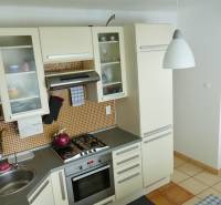 Küche in einer 3-Zimmer-Wohnung mit Eckspüle und Gasherd.