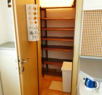 Kompakter Stauraum mit eingebauten Regalen in einer 3-Zimmer-Wohnung.