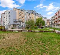 Wohngebäude und Kinderspielplatz in der Kresánkova-Straße in Bratislava - Karlova Ves.