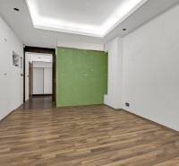 Ein Innenraum mit Holzboden und grüner Wand in Geschäftsräumen.