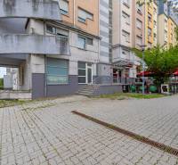 Geschäftsräume in der Kresánkova-Straße in Bratislava - Karlova Ves mit Außensitzgelegenheiten.