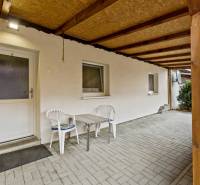 In Malé Leváre gibt es eine geräumige Terrasse bei einer 2-Zimmer-Wohnung mit Plastikstühlen.
